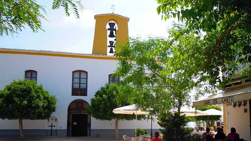 Besuch der Kirche von Santa Gertrudis