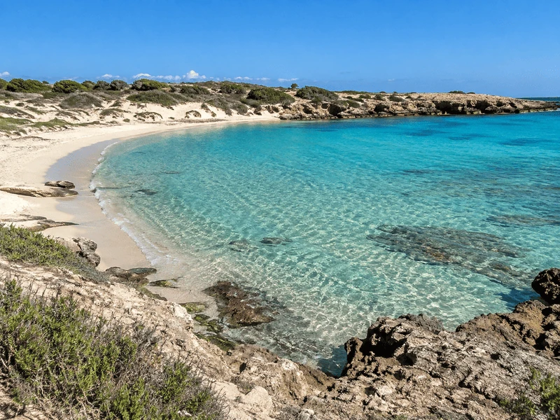 Cala es Caragol, cala natural y virgen cerca del Cap de ses Salines, Mallorca