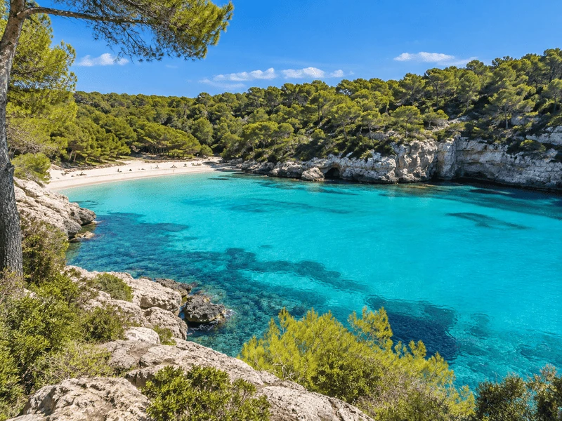 Cala Mondragó, arenal rodeado de pinares en el Parque Natural de Mondragó, Mallorca