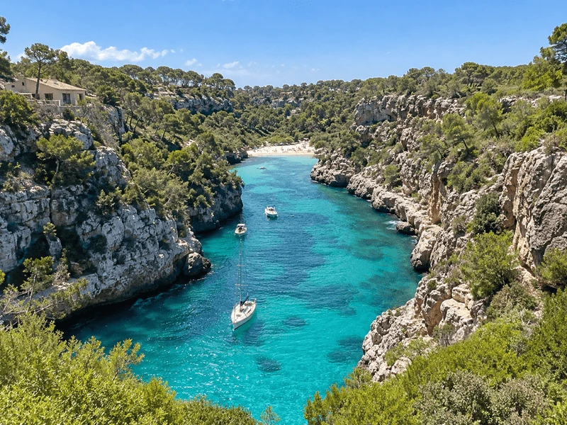 Cala Pi, estrecha entrada entre acantilados en el sur de Mallorca