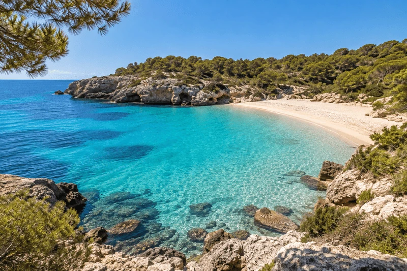 Cala Varques, cala virgen rodeada de pinos en la costa este de Mallorca