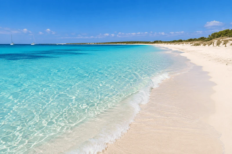 Playa de Es Trenc, arenal virgen de arena blanca y aguas cristalinas en Mallorca