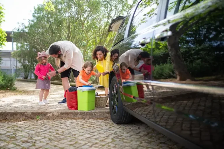 Familia con su coche en Mallorca