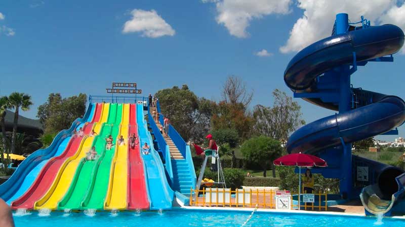 Besuchen Sie den Wasserpark Aguamar mit Kindern auf Ibiza