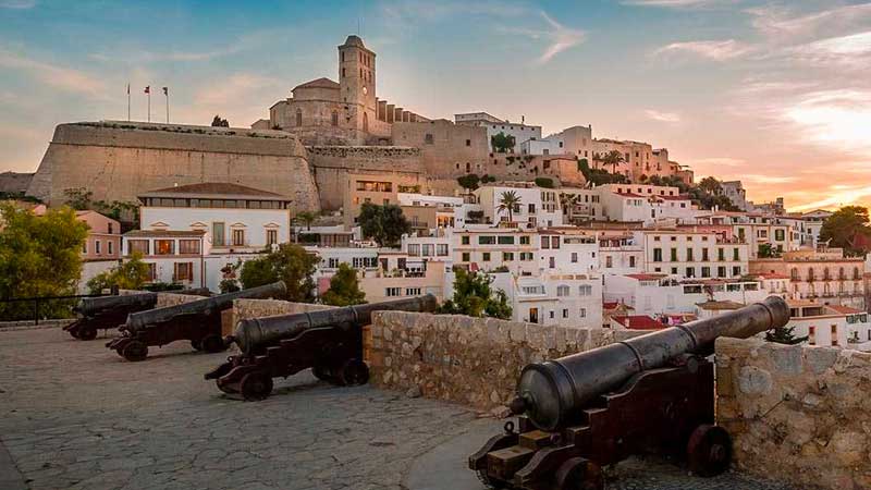 Die Altstadt von Dalt Vila mit Kindern auf Ibiza besuchen