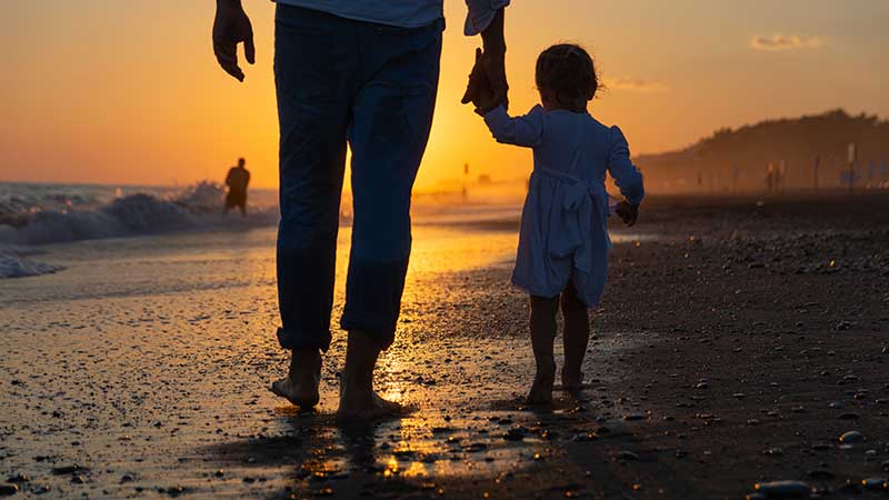 Mit Kindern einen Sonnenuntergang auf Ibiza erleben